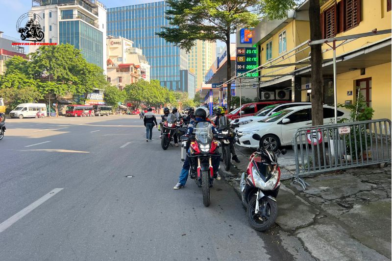 Basic traffic laws in Vietnam: Obey traffic lights
