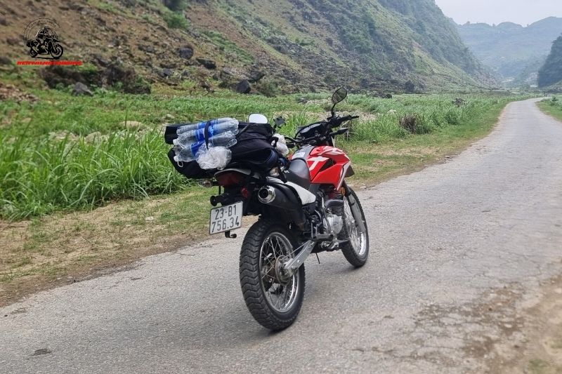 Don't carry too much luggage when traveling by motorbike