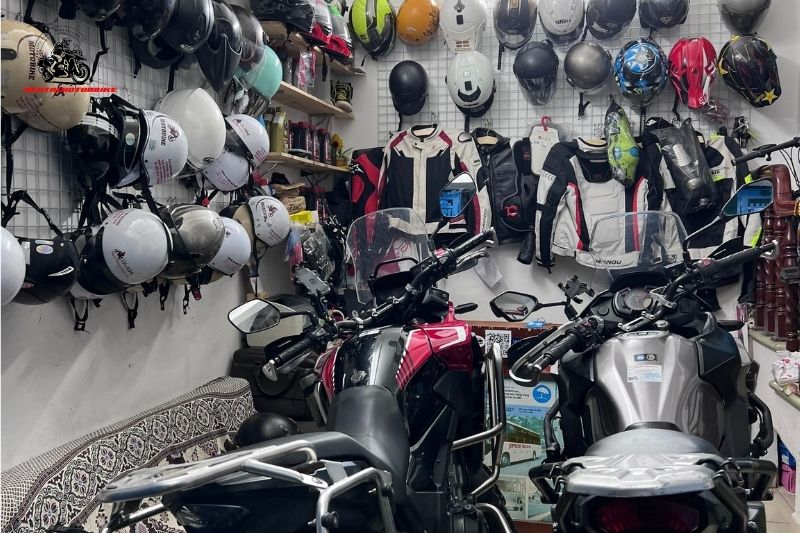 Rental motorbike comes with safety gear in HCM can save you time