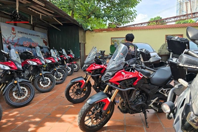 Rental Motorbike carefully checks every detail of the vehicle