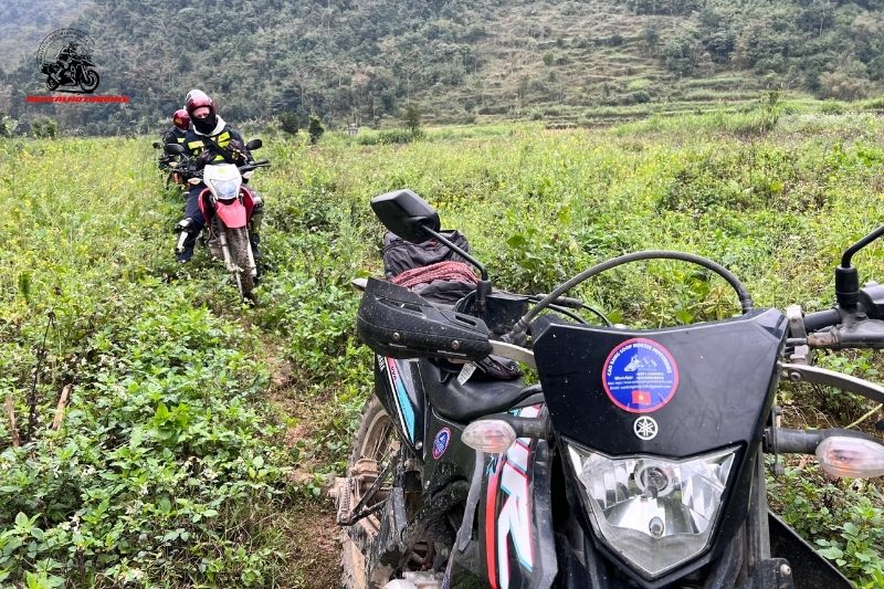 Stay safe on a motorbike in Vietnam by keeping distance