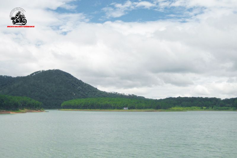 You can stop for a boat ride on Tuyen Lam Lake