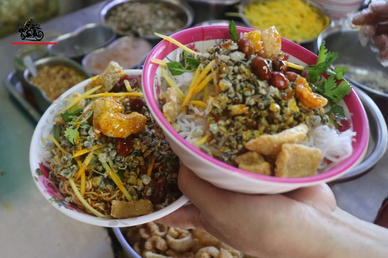 Mussel rice and mussel noodles captivate diners